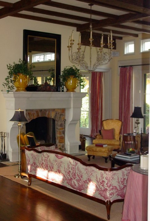 Inspiration for a traditional living room in Little Rock.