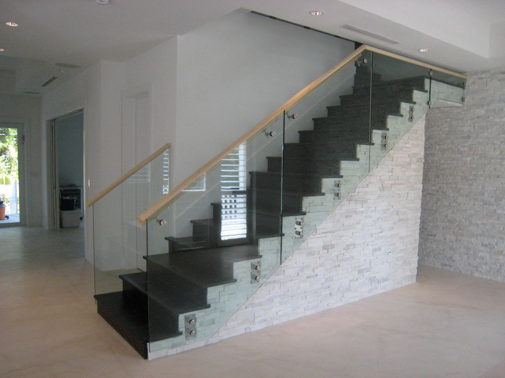 Diseño de escalera moderna de tamaño medio con todos los tratamientos de pared