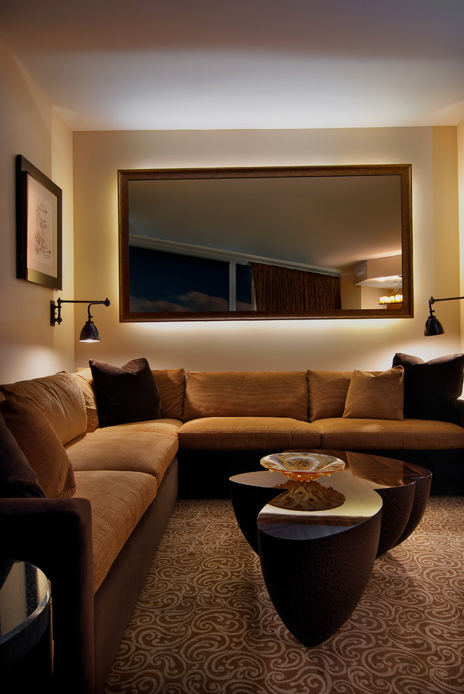 Immagine di un grande soggiorno minimal aperto con pareti beige e parquet chiaro
