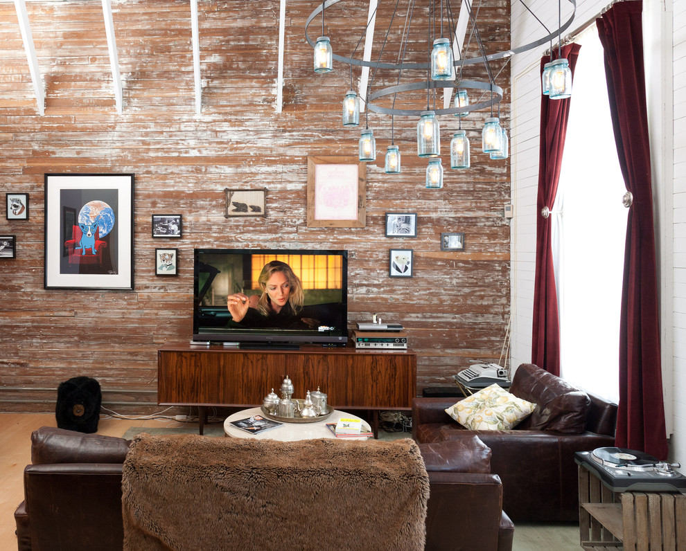 Свежая идея для дизайна: открытая гостиная комната среднего размера в стиле лофт с белыми стенами, отдельно стоящим телевизором, коричневым полом и светлым паркетным полом - отличное фото интерьера