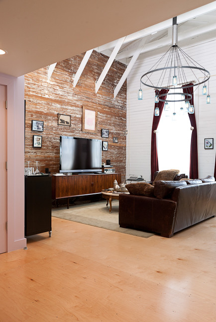 Idéer för att renovera ett litet eklektiskt loftrum, med vita väggar, ljust trägolv, en fristående TV och brunt golv
