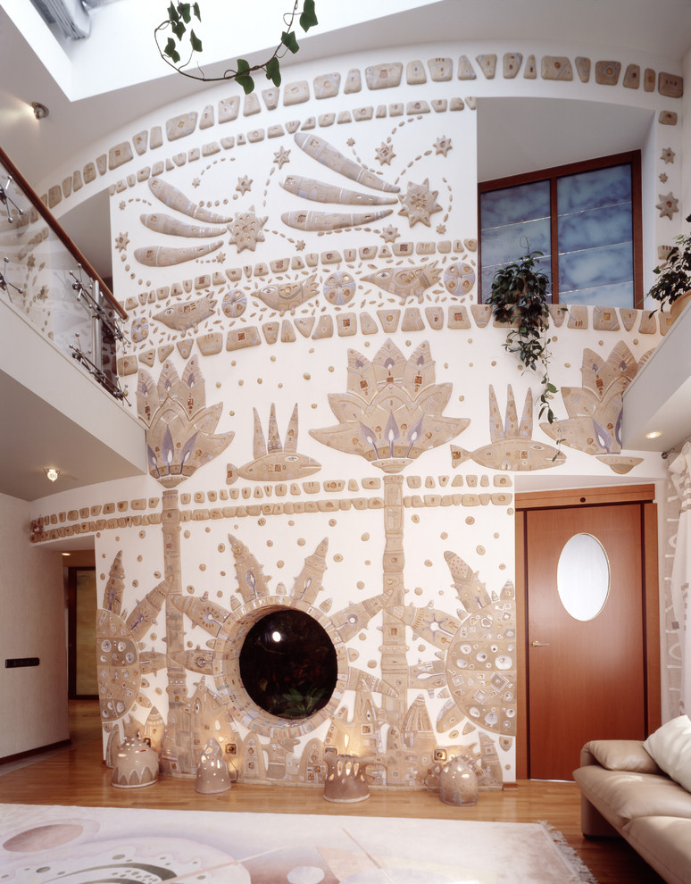 Пример оригинального дизайна: гостиная комната в стиле фьюжн с тюлем на окнах