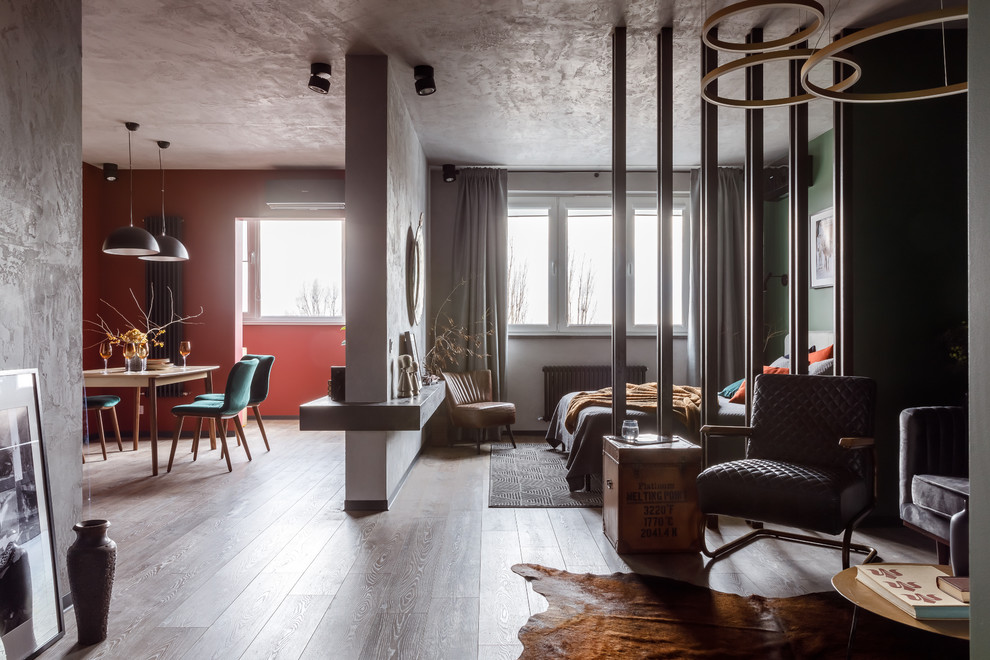 Стильный дизайн: открытая гостиная комната в современном стиле с бежевым полом - последний тренд