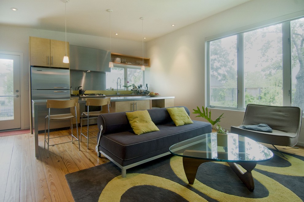 Offenes Modernes Wohnzimmer mit braunem Holzboden in Houston