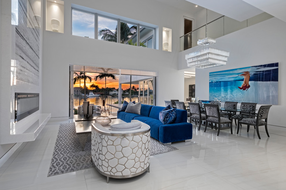 Offenes Modernes Wohnzimmer mit weißer Wandfarbe und weißem Boden in Miami
