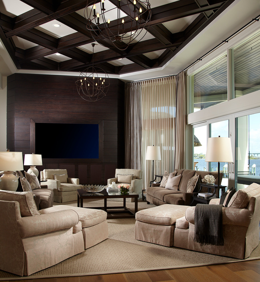 Großes, Offenes Wohnzimmer mit Multimediawand, weißer Wandfarbe und hellem Holzboden in Tampa