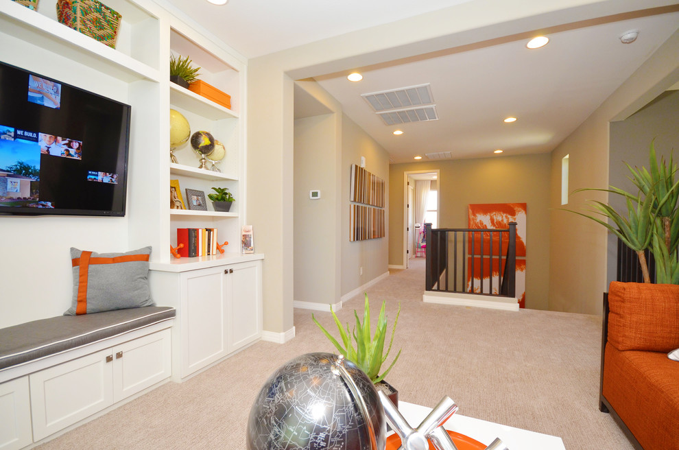 Imagen de salón tipo loft minimalista de tamaño medio con paredes beige, moqueta y pared multimedia