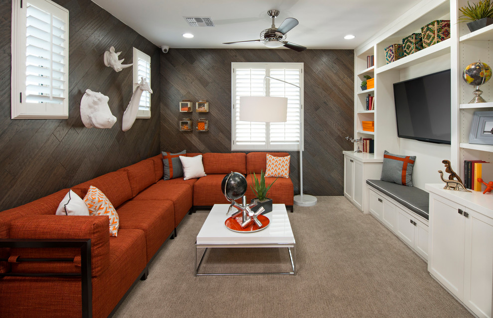 Foto di un soggiorno design di medie dimensioni e chiuso con sala formale, pareti marroni, moquette e parete attrezzata
