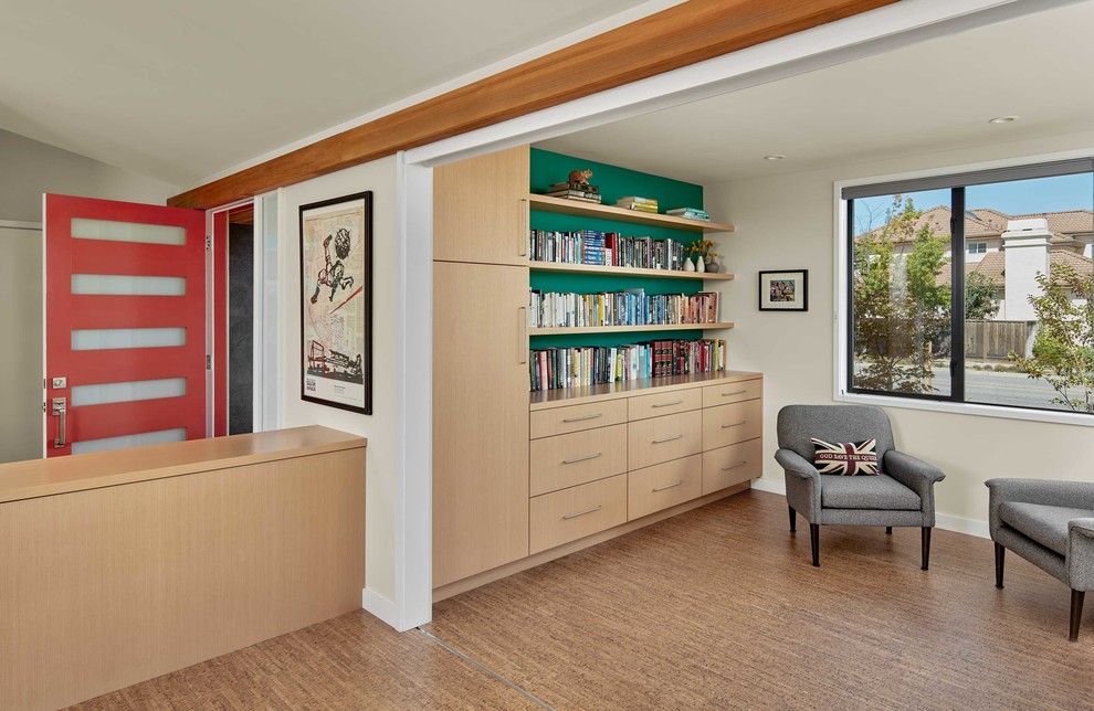 Foto di un soggiorno moderno aperto con pareti bianche, pavimento in sughero, pavimento marrone e libreria