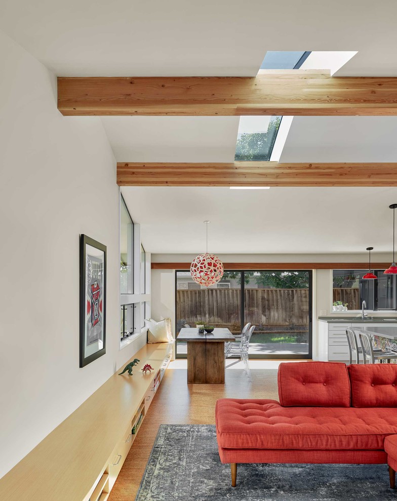 Offenes Modernes Wohnzimmer mit weißer Wandfarbe, Korkboden und braunem Boden in San Francisco