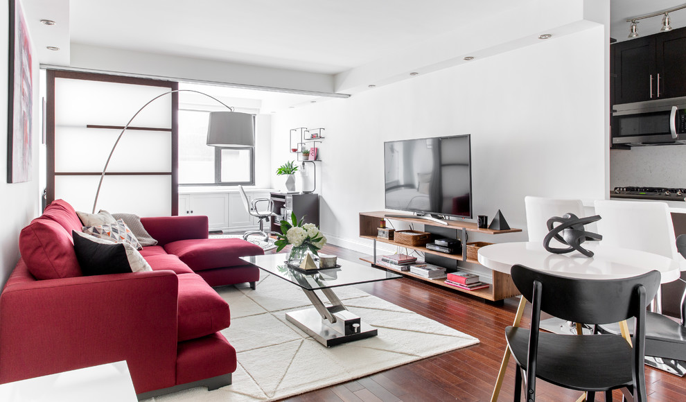 Exemple d'un petit salon tendance ouvert avec un mur blanc, parquet foncé, un téléviseur indépendant et un sol marron.