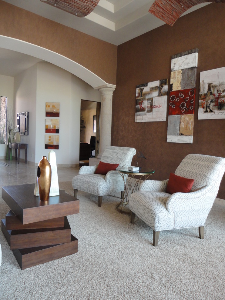 Esempio di un grande soggiorno minimal aperto con pareti marroni