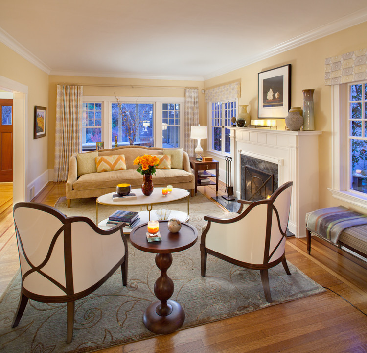 Свежая идея для дизайна: парадная, открытая гостиная комната среднего размера в классическом стиле с желтыми стенами, паркетным полом среднего тона, стандартным камином и фасадом камина из дерева - отличное фото интерьера