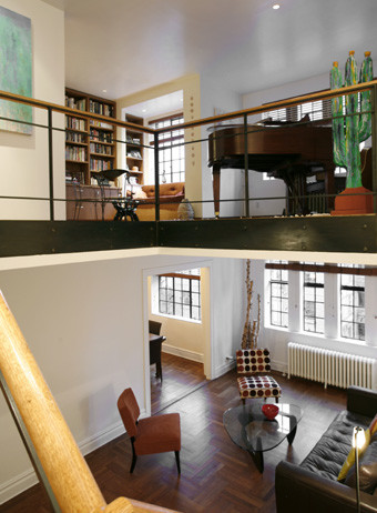 Bild på ett mellanstort funkis loftrum, med ett bibliotek, vita väggar, mellanmörkt trägolv och brunt golv