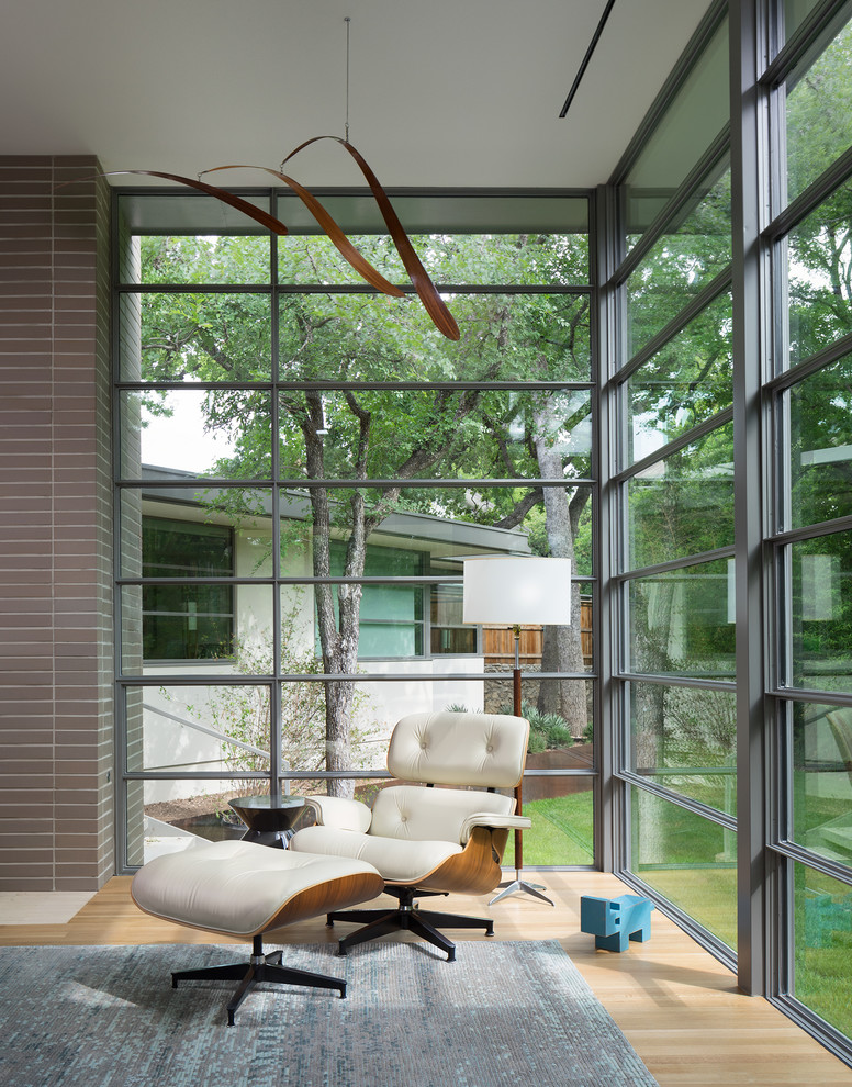 Foto di un soggiorno moderno con parquet chiaro e pavimento beige