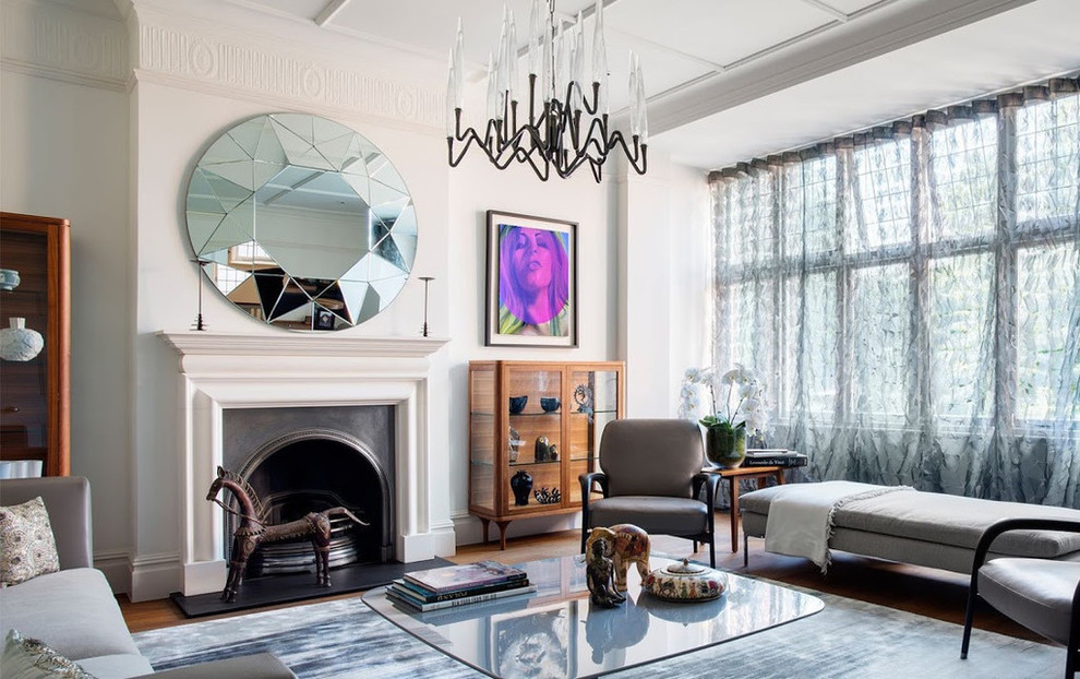 Fernseherloses Modernes Wohnzimmer mit weißer Wandfarbe, hellem Holzboden und Kamin in London
