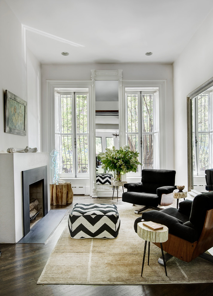 Immagine di un soggiorno design con pareti bianche, parquet scuro e camino classico