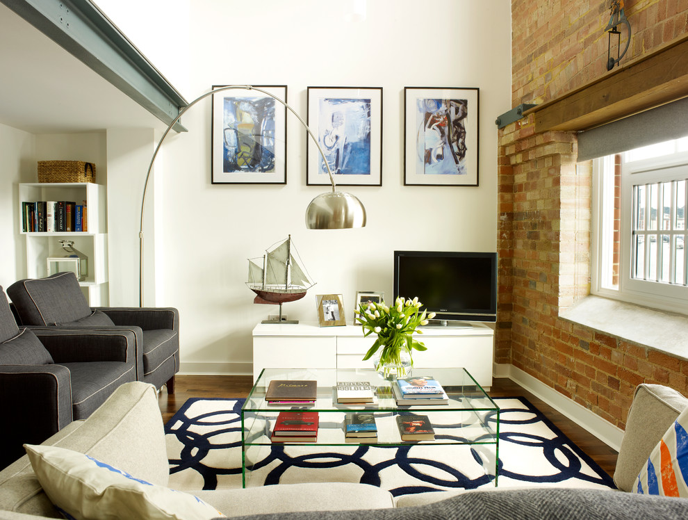 На фото: маленькая гостиная комната в стиле лофт с белыми стенами и отдельно стоящим телевизором для на участке и в саду
