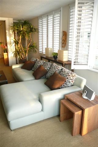 Imagen de salón tropical de tamaño medio con paredes blancas y moqueta