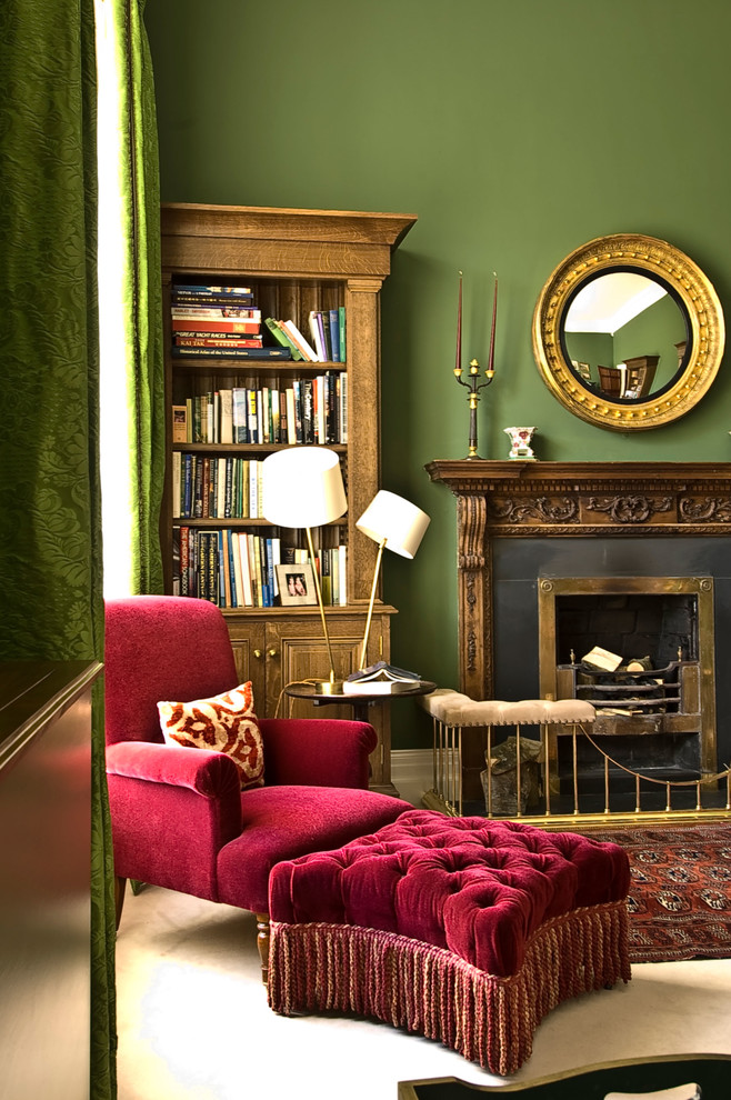 Свежая идея для дизайна: изолированная гостиная комната среднего размера в классическом стиле с стандартным камином, фасадом камина из металла, с книжными шкафами и полками, зелеными стенами, ковровым покрытием и бордовым диваном - отличное фото интерьера