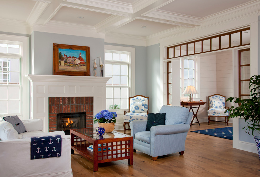 Свежая идея для дизайна: парадная гостиная комната в морском стиле с синими стенами, паркетным полом среднего тона и стандартным камином - отличное фото интерьера