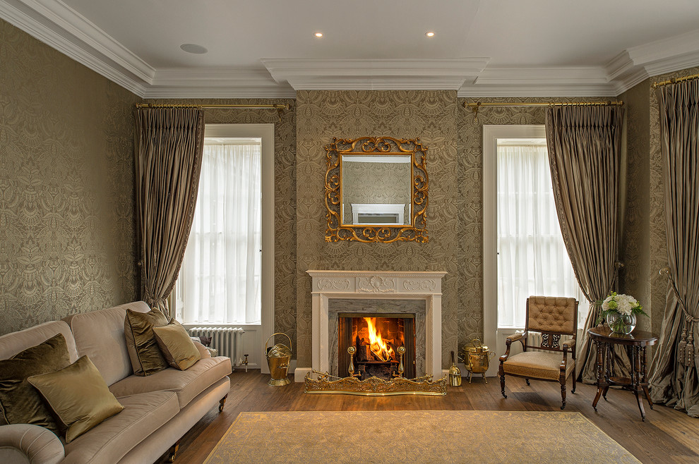 Großes, Repräsentatives, Offenes Klassisches Wohnzimmer mit grauer Wandfarbe, braunem Holzboden, Kamin und Kaminumrandung aus Holz in Dublin