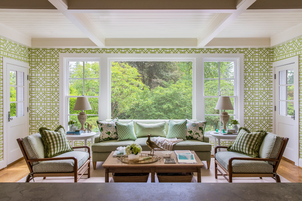 Ispirazione per un soggiorno tradizionale aperto con pareti verdi, pavimento in legno massello medio e pavimento marrone