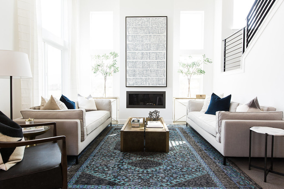 Идея дизайна: парадная гостиная комната в стиле неоклассика (современная классика) с белыми стенами, горизонтальным камином и ковром на полу