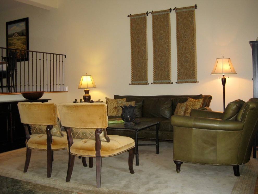 Esempio di un soggiorno tradizionale di medie dimensioni e stile loft con sala formale, pareti bianche, parquet chiaro, camino ad angolo e cornice del camino in pietra