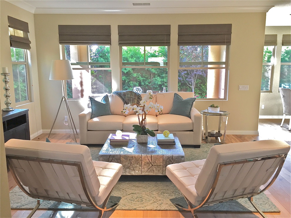 Mittelgroßes, Fernseherloses, Offenes Modernes Wohnzimmer ohne Kamin mit beiger Wandfarbe und hellem Holzboden in Orange County