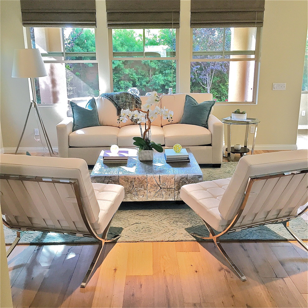 Mittelgroßes, Fernseherloses, Offenes Modernes Wohnzimmer ohne Kamin mit beiger Wandfarbe und hellem Holzboden in Orange County