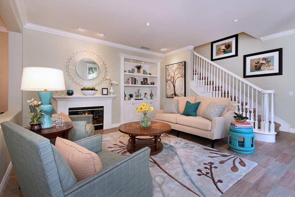 Klassisches Wohnzimmer mit beiger Wandfarbe und Kamin in Orange County