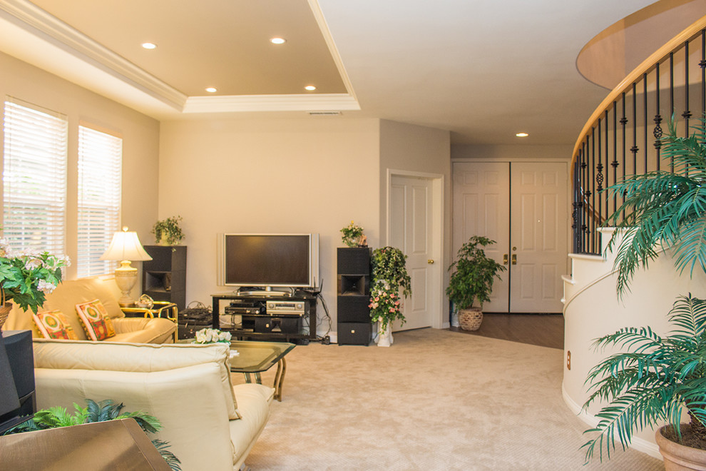 Idée de décoration pour un grand salon tradition ouvert avec un mur beige, moquette et un téléviseur indépendant.