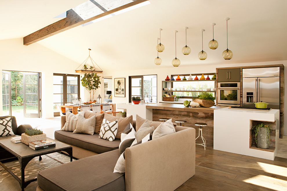 Idee per un soggiorno country con pareti bianche, parquet scuro e pavimento marrone