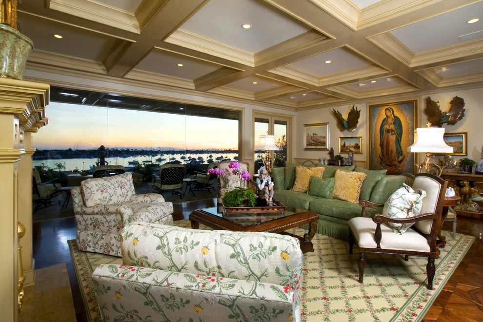 Стильный дизайн: огромная гостиная комната в классическом стиле с паркетным полом среднего тона - последний тренд