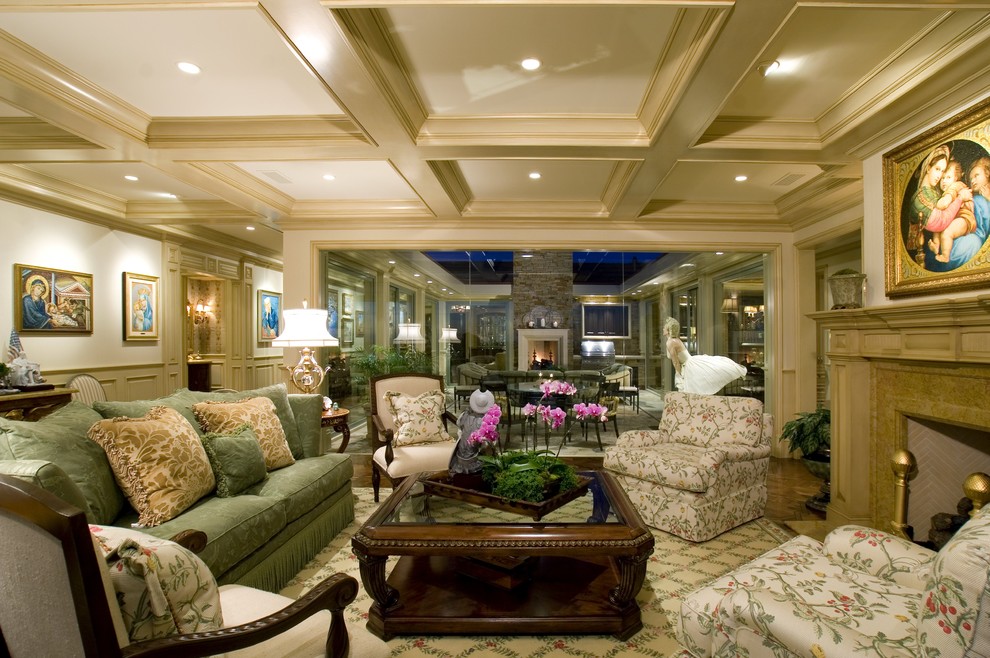 Imagen de salón clásico con paredes beige y todas las chimeneas