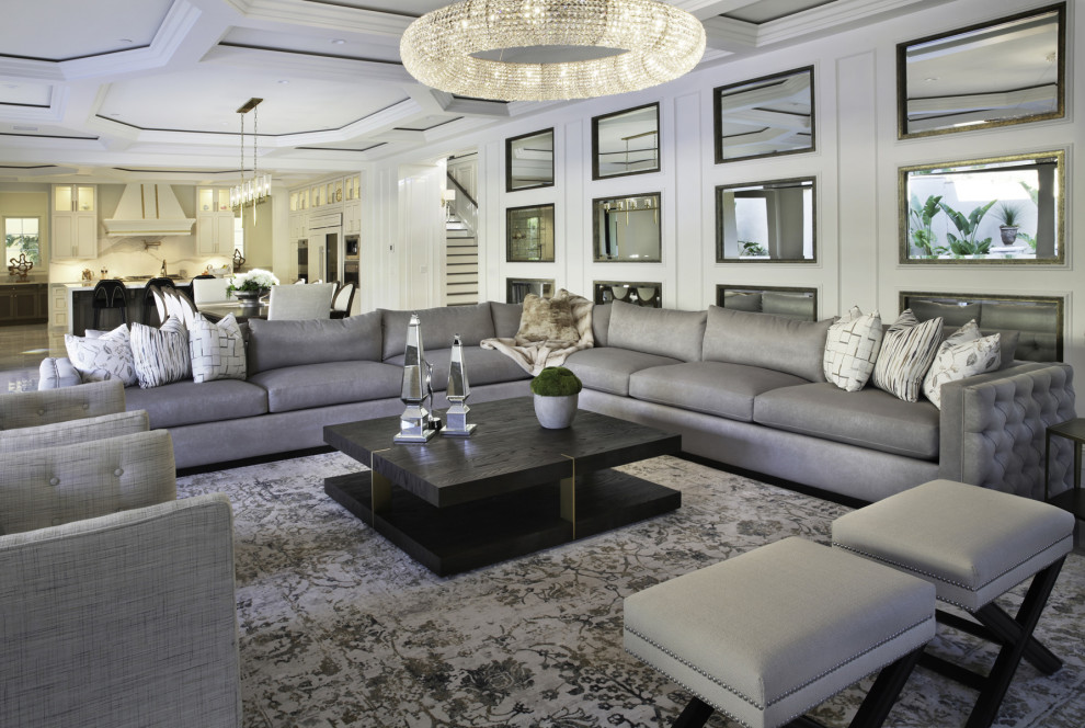 Пример оригинального дизайна: большая открытая гостиная комната в современном стиле с белыми стенами, мраморным полом, горизонтальным камином, фасадом камина из плитки, телевизором на стене и серым полом