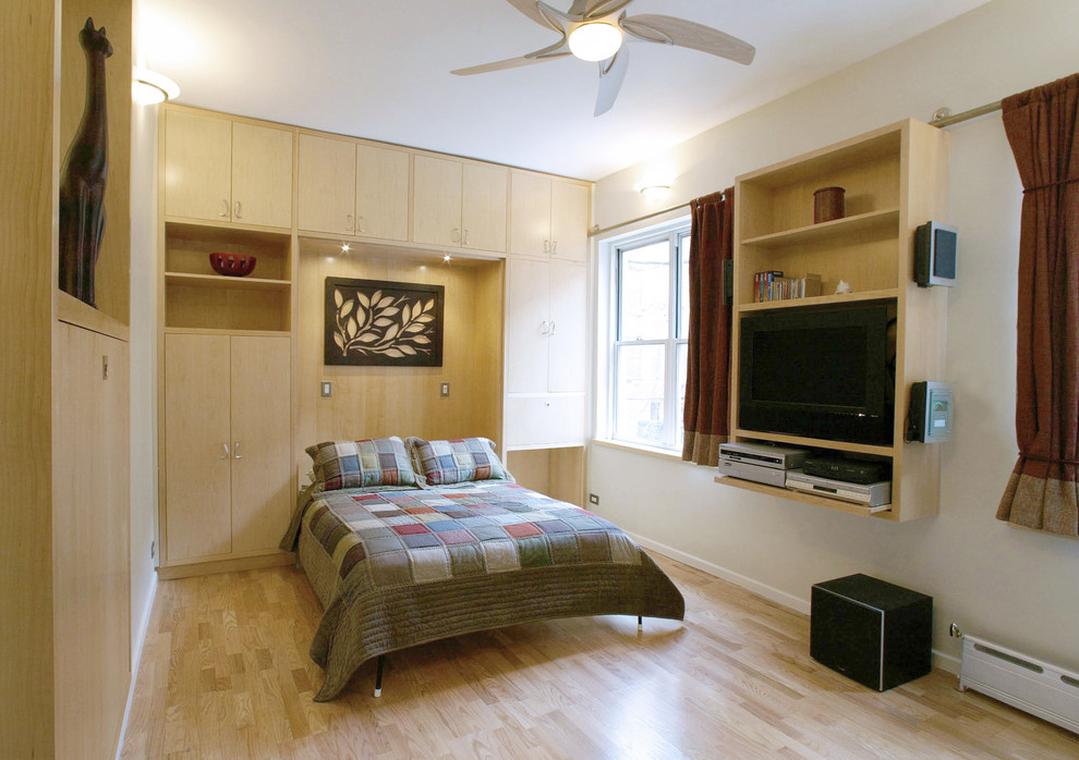 Kleines, Offenes Modernes Wohnzimmer mit beiger Wandfarbe, hellem Holzboden und Multimediawand in New York