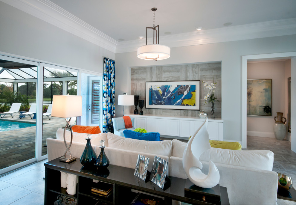 Modernes Wohnzimmer mit grauer Wandfarbe in Tampa