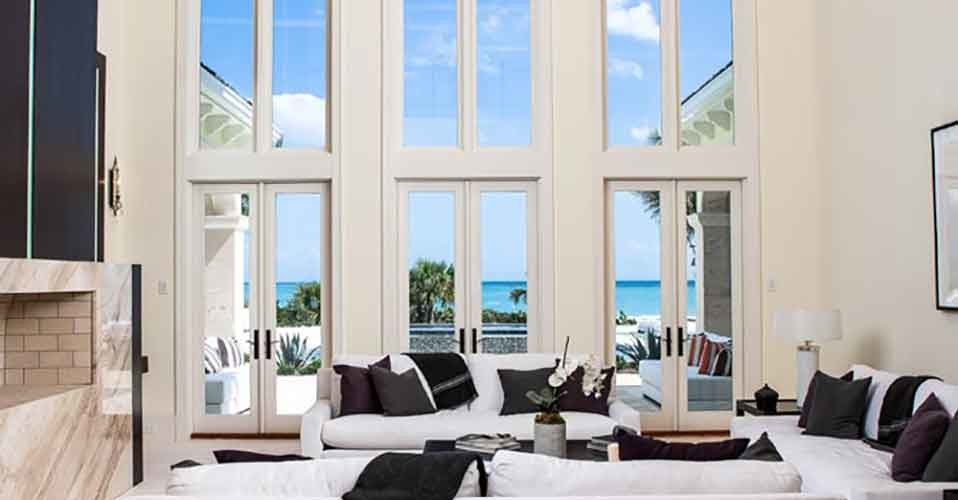 Großes, Offenes Modernes Wohnzimmer mit weißer Wandfarbe, Kamin und Kaminumrandung aus Stein in Miami