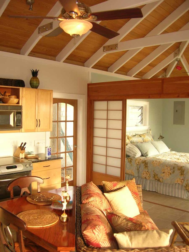 Источник вдохновения для домашнего уюта: маленькая открытая гостиная комната в морском стиле с полом из керамогранита и скрытым телевизором для на участке и в саду