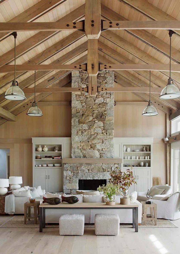 Repräsentatives, Offenes Maritimes Wohnzimmer mit hellem Holzboden, Kamin und Kaminumrandung aus Stein in Boston