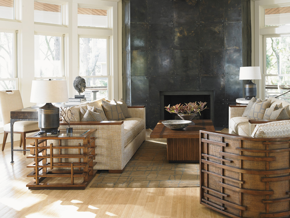 Mittelgroßes, Fernseherloses, Offenes Asiatisches Wohnzimmer mit beiger Wandfarbe, hellem Holzboden, Kamin und Kaminumrandung aus Beton in Orange County