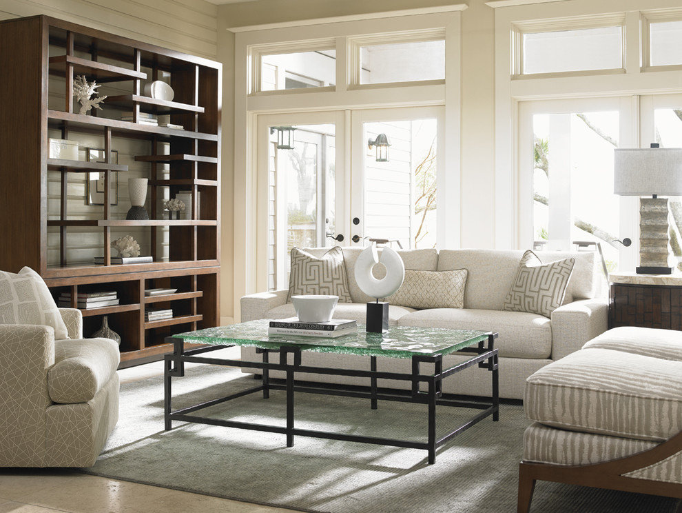 Modelo de salón abierto contemporáneo de tamaño medio sin chimenea y televisor con paredes beige y suelo de madera clara
