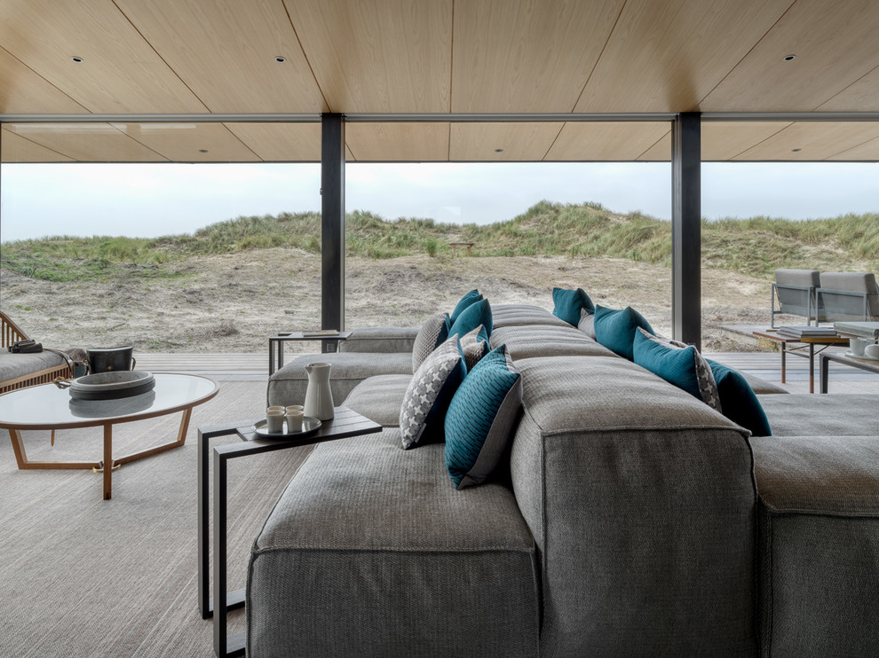Diseño de salón abierto nórdico de tamaño medio con suelo de baldosas de porcelana y suelo gris