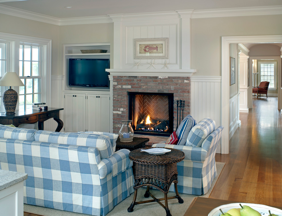 Mittelgroßes, Offenes Maritimes Wohnzimmer mit beiger Wandfarbe, braunem Holzboden und TV-Wand in Boston