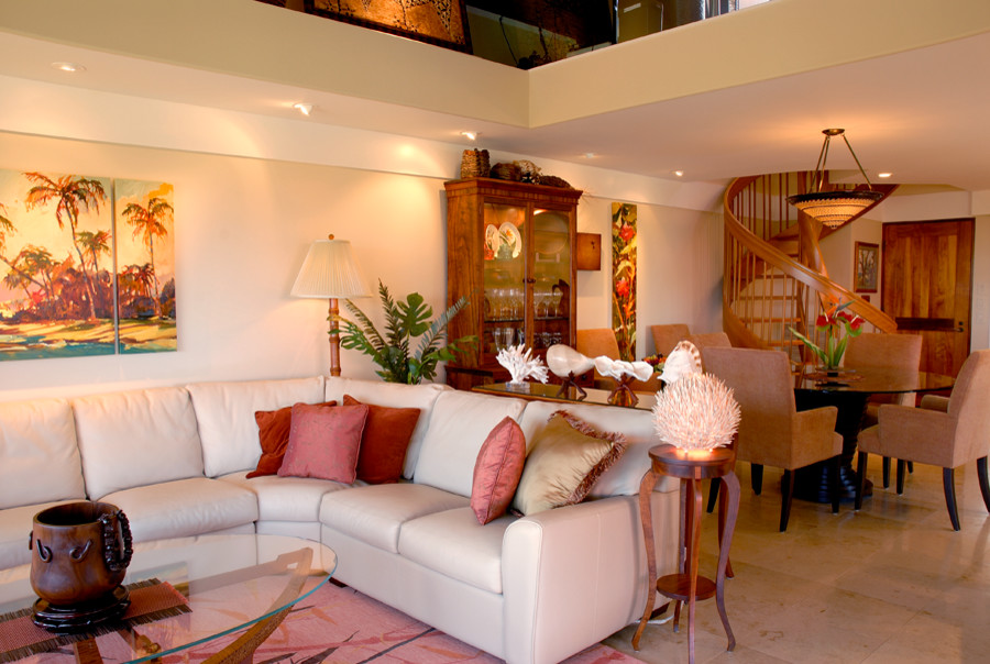 Foto de salón para visitas abierto exótico de tamaño medio sin chimenea y televisor con paredes beige y suelo de mármol