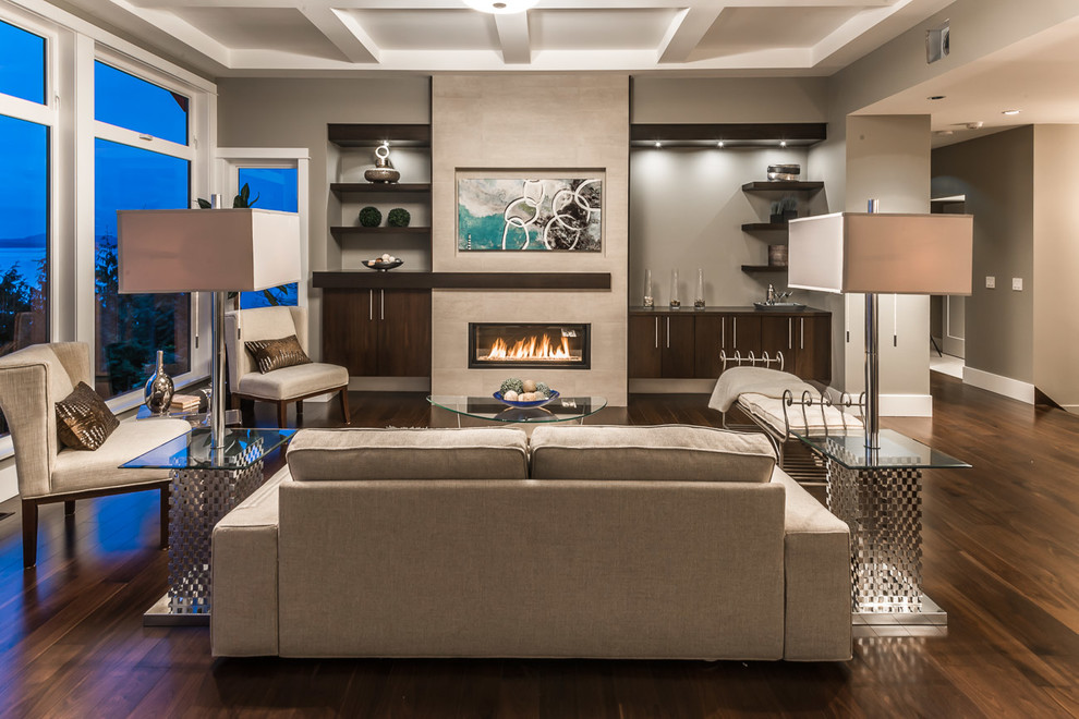 Свежая идея для дизайна: гостиная комната:: освещение в современном стиле с серыми стенами и горизонтальным камином - отличное фото интерьера
