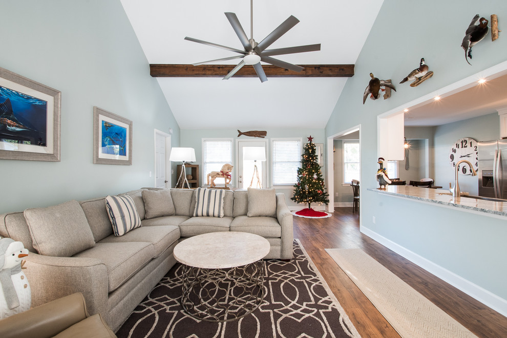 Mittelgroßes, Offenes Country Wohnzimmer mit blauer Wandfarbe, braunem Holzboden, Kamin und Kaminumrandung aus Backstein in Charleston