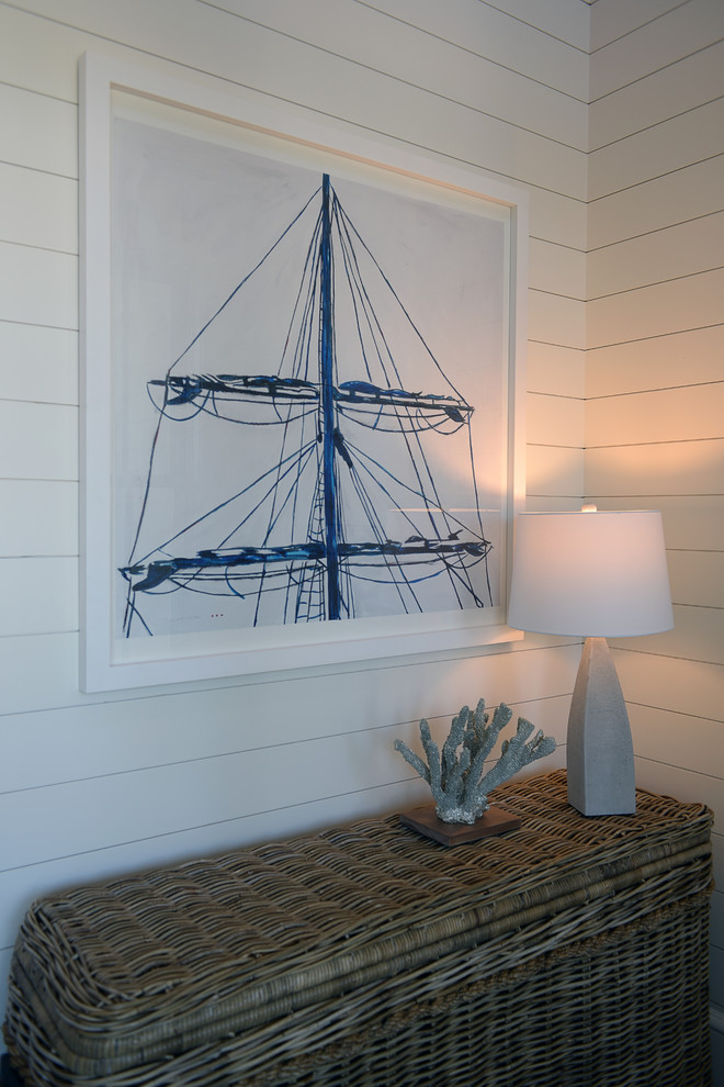 Inspiration för ett mellanstort maritimt separat vardagsrum, med ett finrum och vita väggar